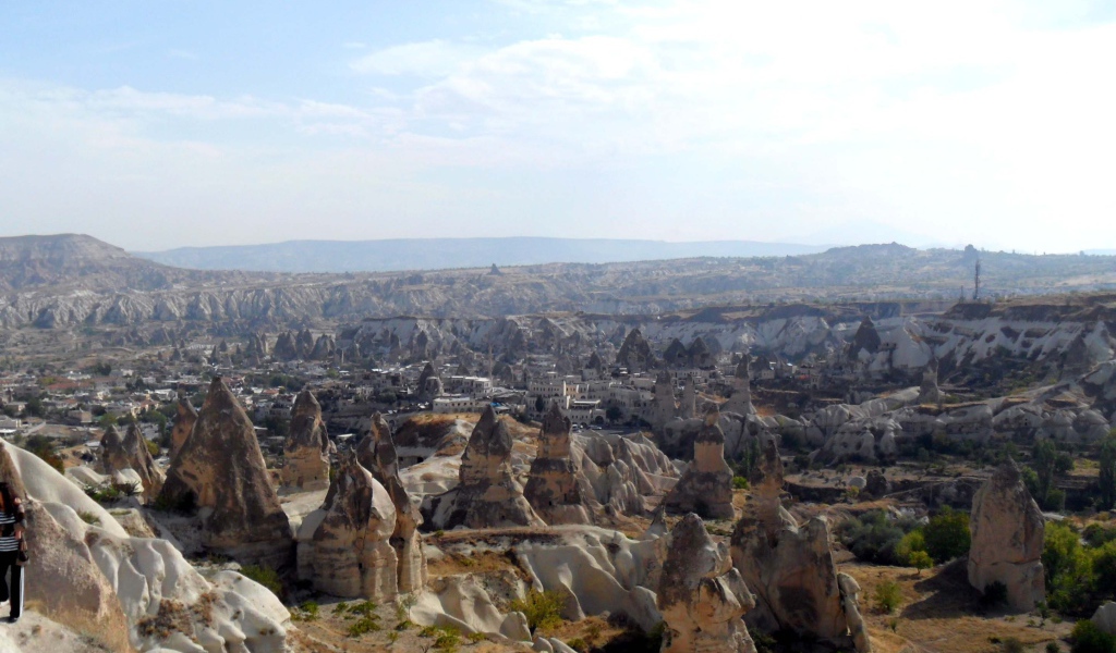 Волшебные дымоходы Турции с видом на город