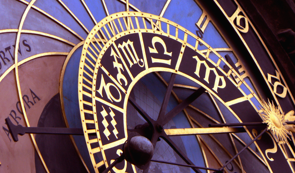 Астрологические часы крупным планом