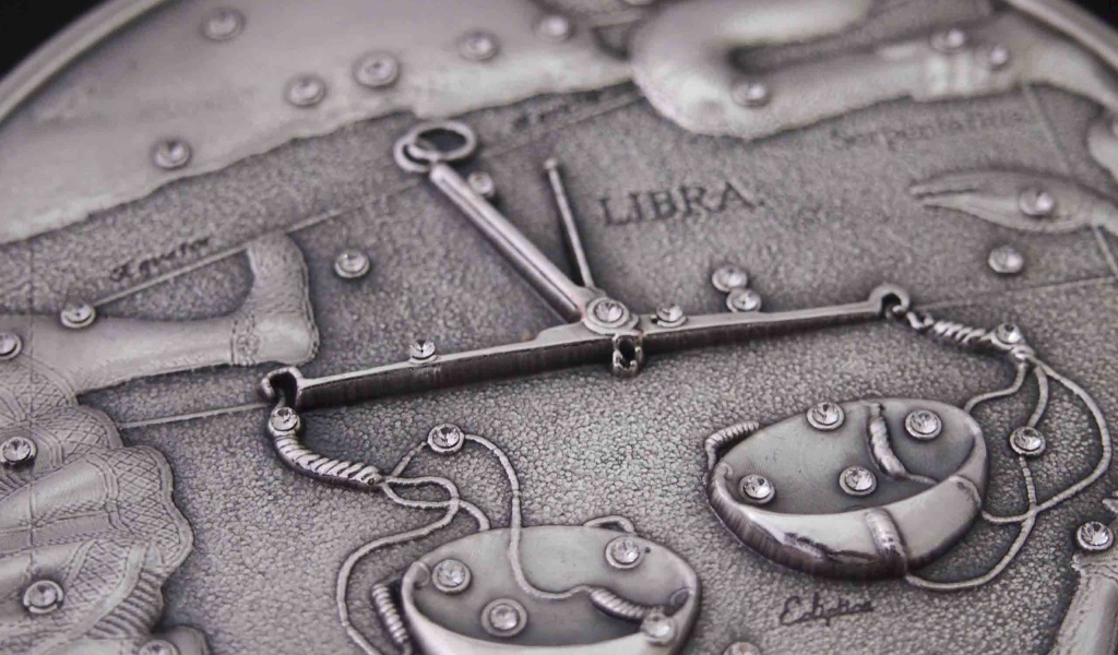 Весы на монете