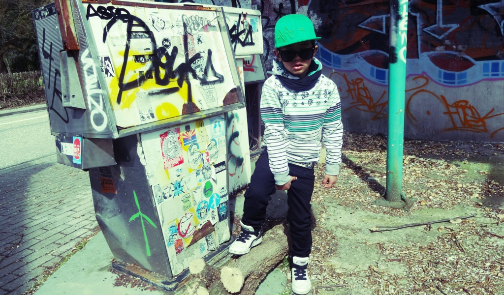 Мальчик в зелёной кепке, swag