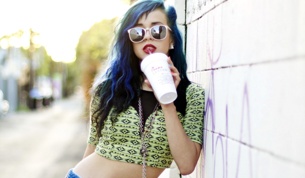 Девушка с напитком, swag