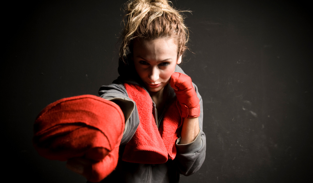 Спортивная девушка на тёмном фоне