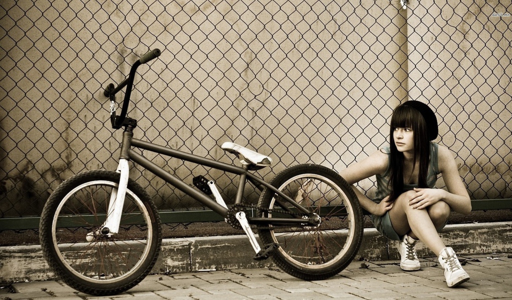 Спортивная девушка с велосипедом
