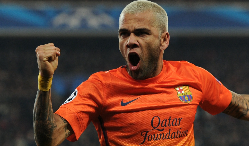 Барселона Даниэл Алвес в оранжевой футболке