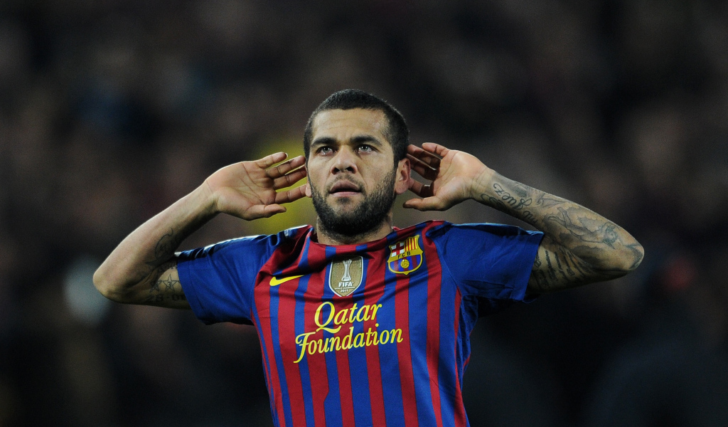 Барселона Даниэл Алвес слушает болельщиков