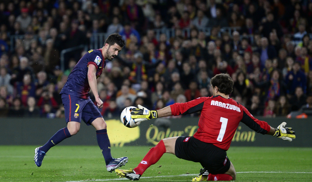 Барселона Франсеск Фабрегас направляет удар