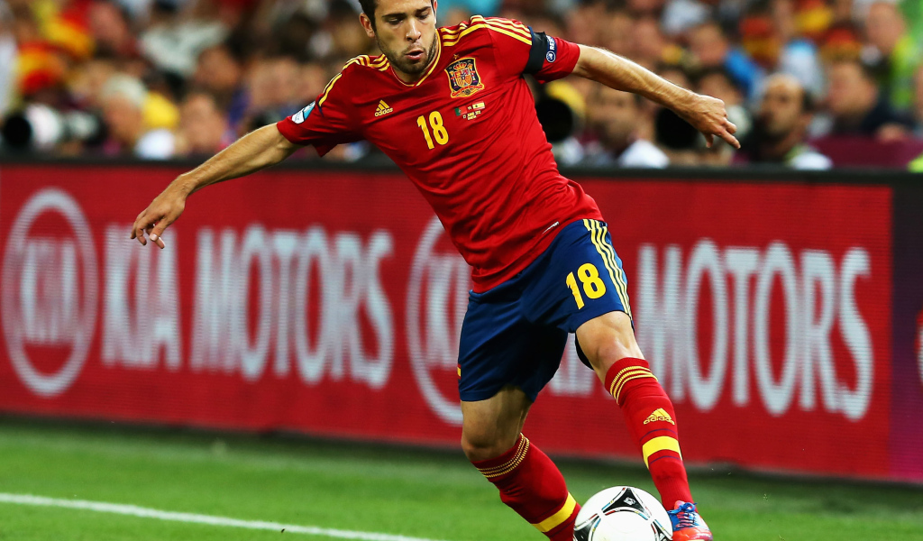 Барселона Хорди Альба передавая мяч