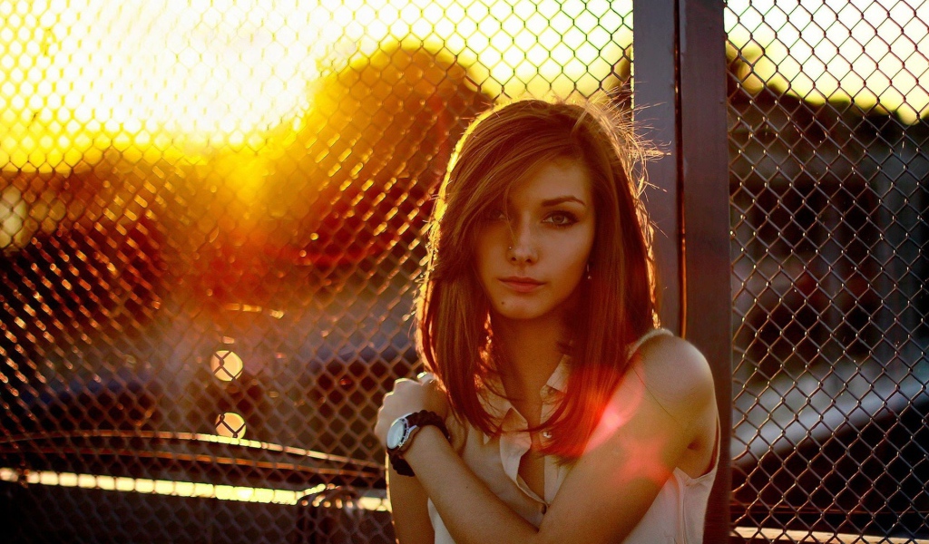 Красивая девушка шатенка с пирсингом в носу