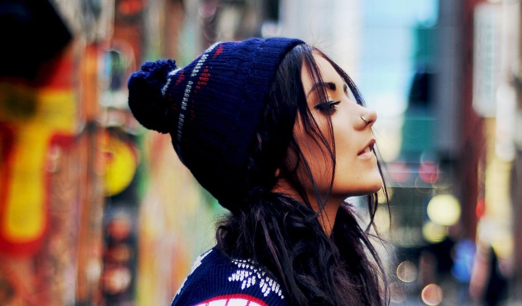 Красивая девушка брюнетка в шапке и с пирсингом в носу