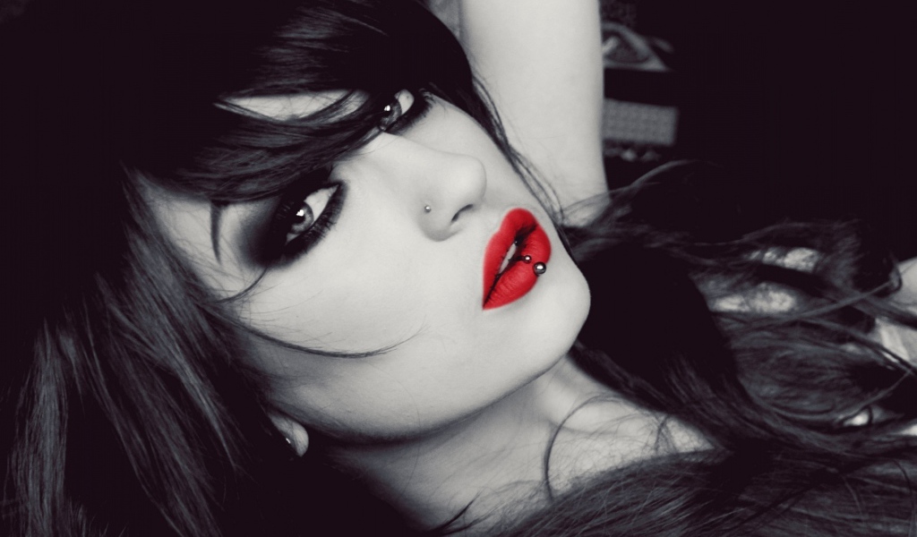 Красивая девушка брюнетка с пирсингом в носу и губе