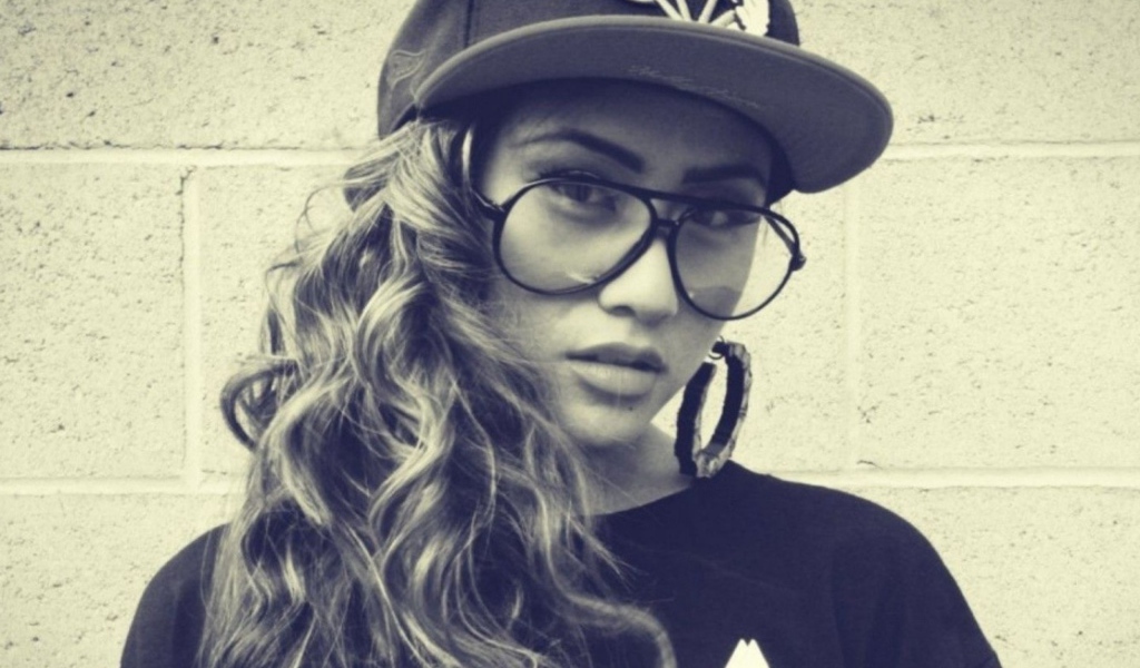 Красивая девушка в очках, swag