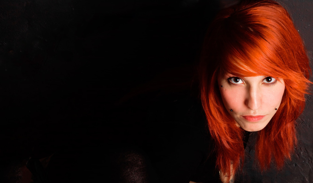 Красивая девушка рыжеволосая с пирсингом на лице