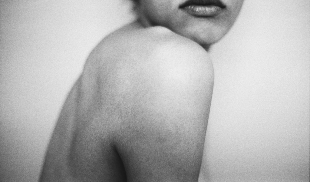 Чёрно-белая красивая фотография девушки