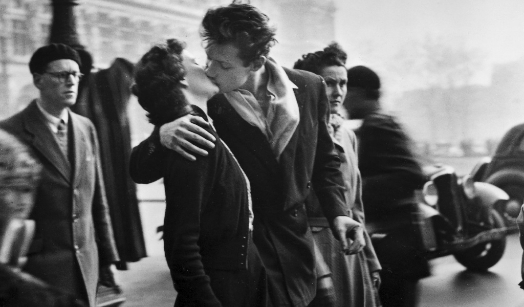 Черно-белая фотография влюбленных в Париже