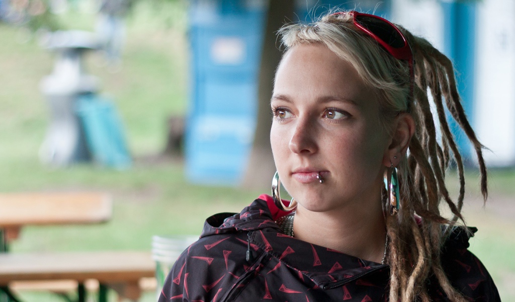 Девушка блондинка с дредами и пирсингом в губе