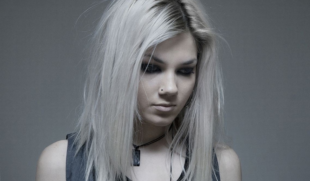 Девушка блондинка с пирсингом в носу