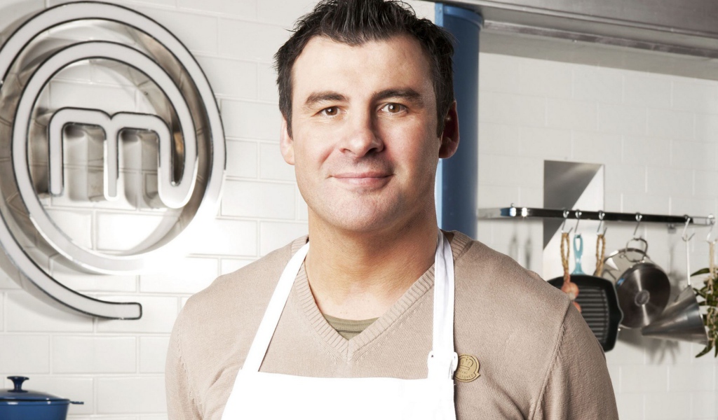 Боксер Джо Кальзаге на кухне