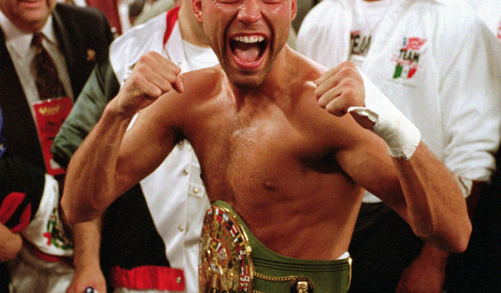 Боксер Оскар Дела Хойя и его пояс