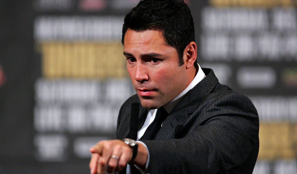 Боксер Оскар Дела Хойя в черном костюме