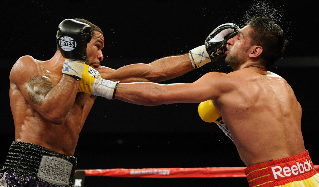 Боксер Риддик Боу сокрушительный удар