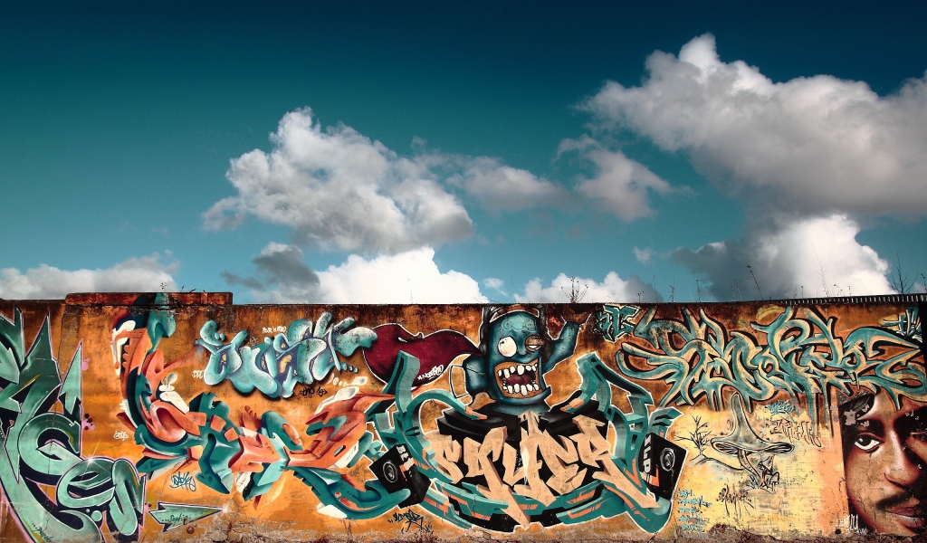 Яркое граффити на фоне неба