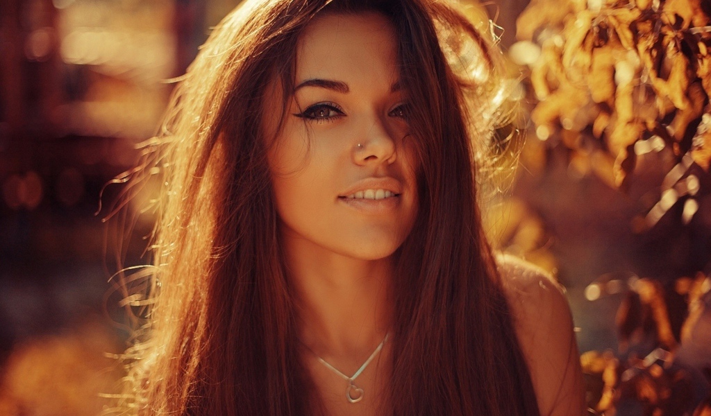 Девушка шатенка с пирсингом в носу