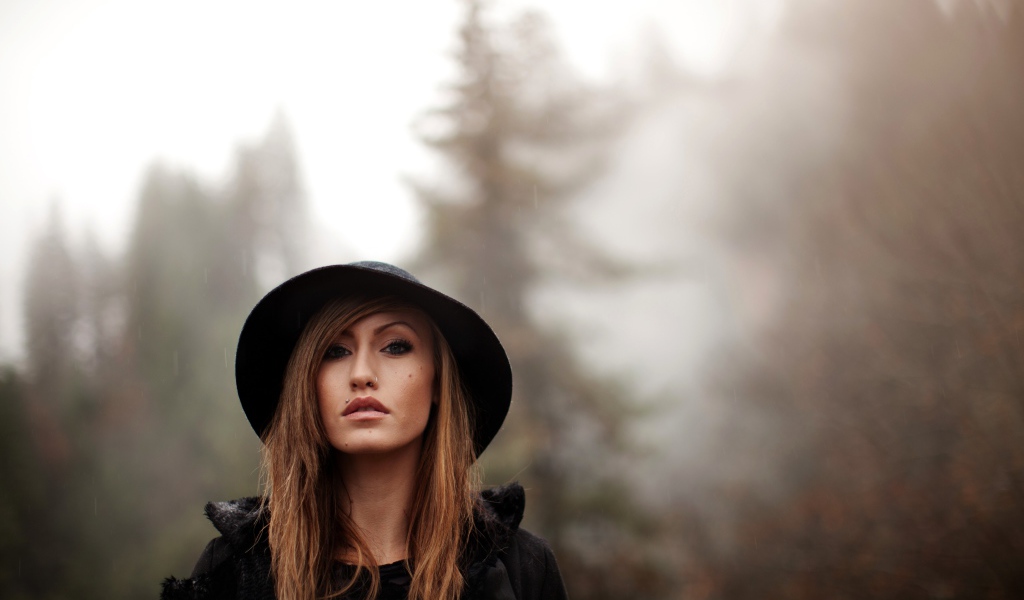 Девушка шатенка с пирсингом в носу и губе