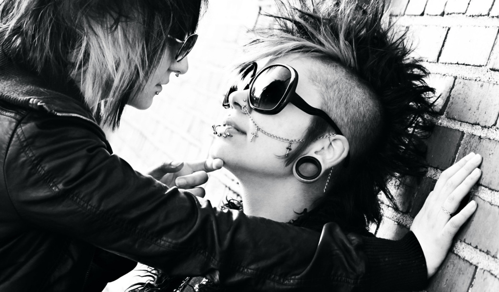 Девушки брюнетки с пирсингом в носу и губе