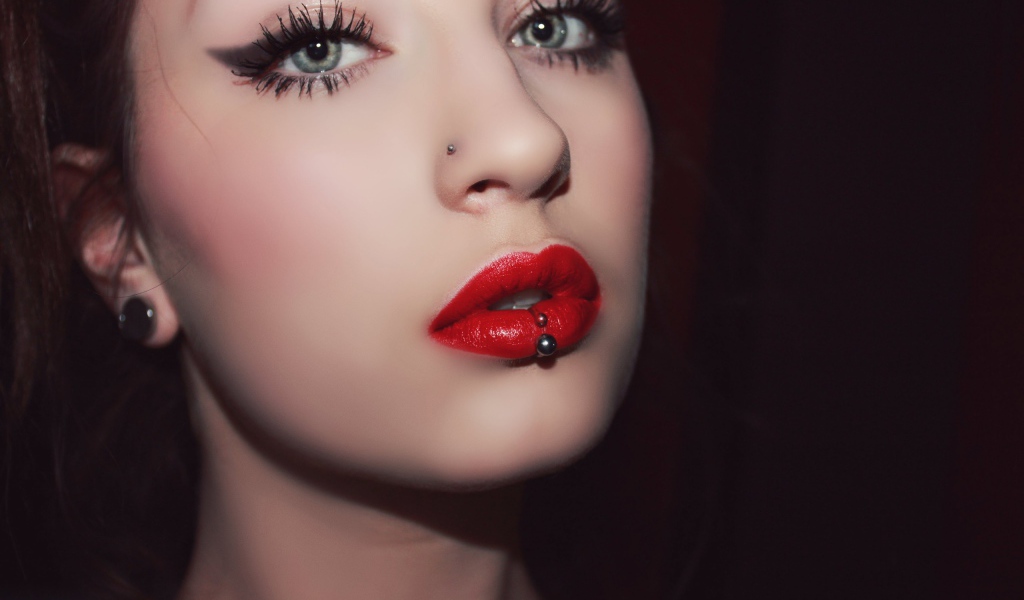 Девушка брюнетка с пирсингом в губе и носу
