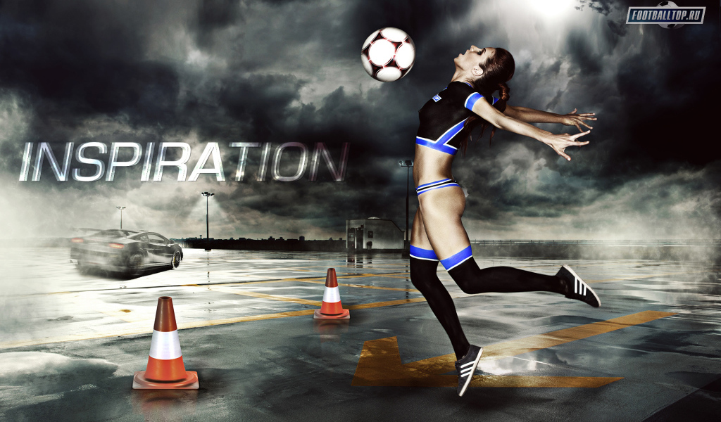 Брюнетка с футбольным мячом