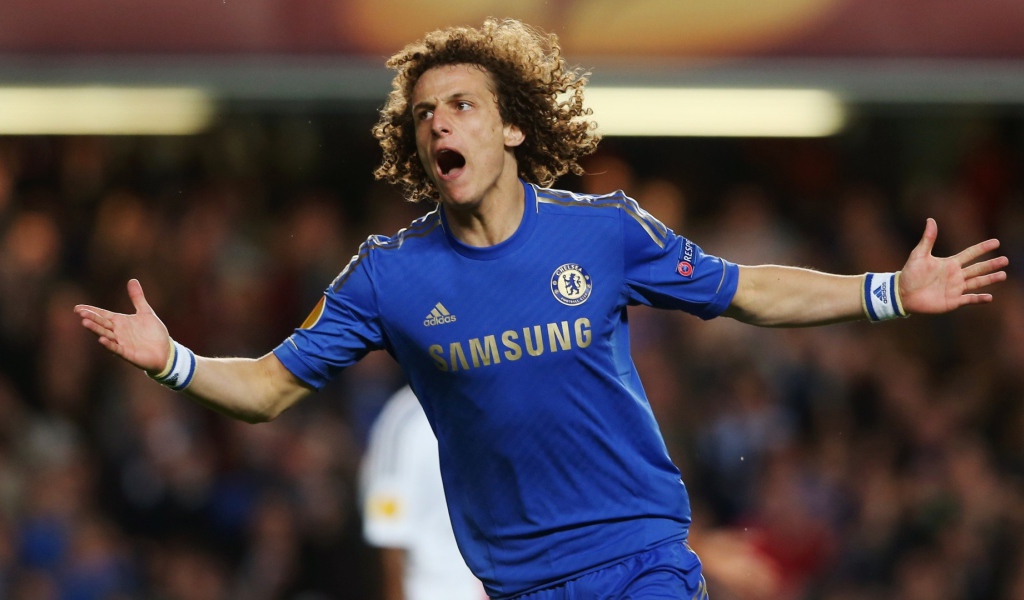 Челси Давид Луис на поле