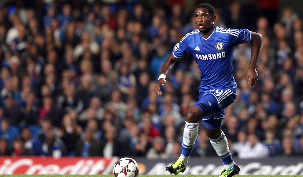  Челси Самуэль Etoo на футбольном поле