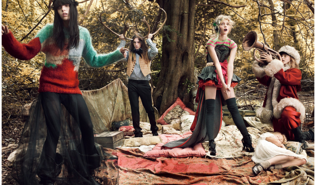 Креативная фотография людей в лесу