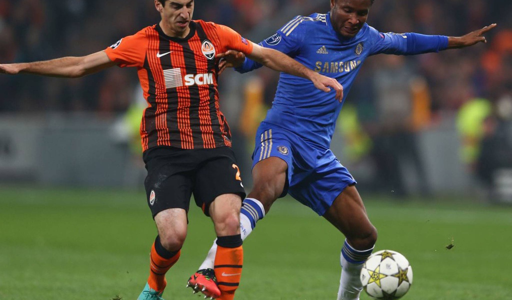 Дортмунд Генрих Мхитарян в борьбе за мяч