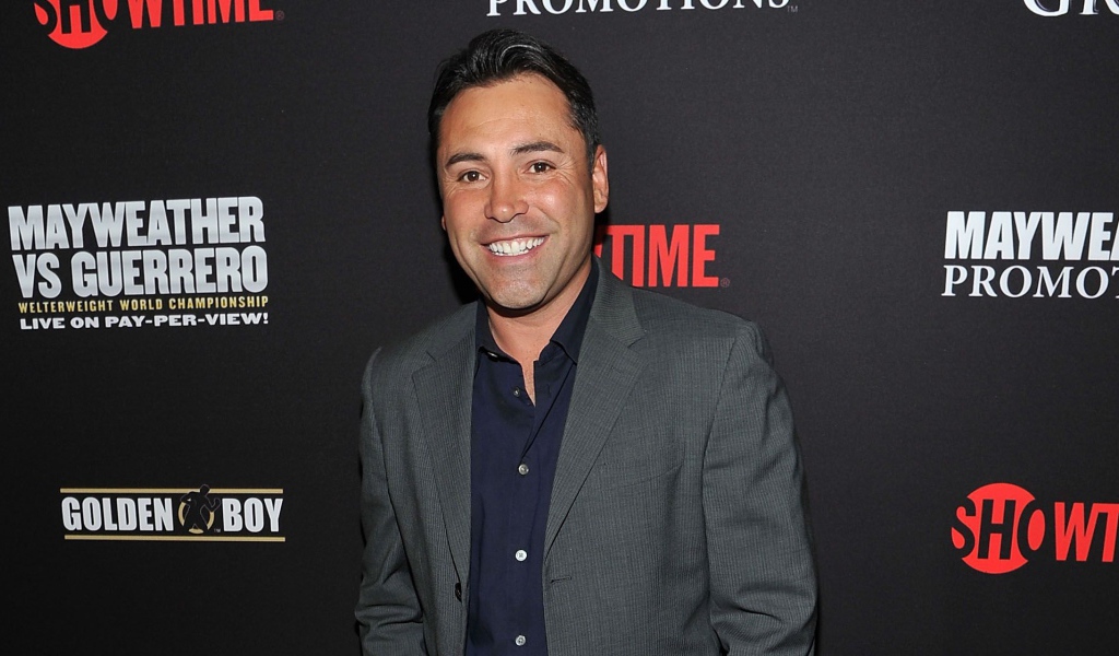 Известный боксер Оскар Дела Хойя улыбается