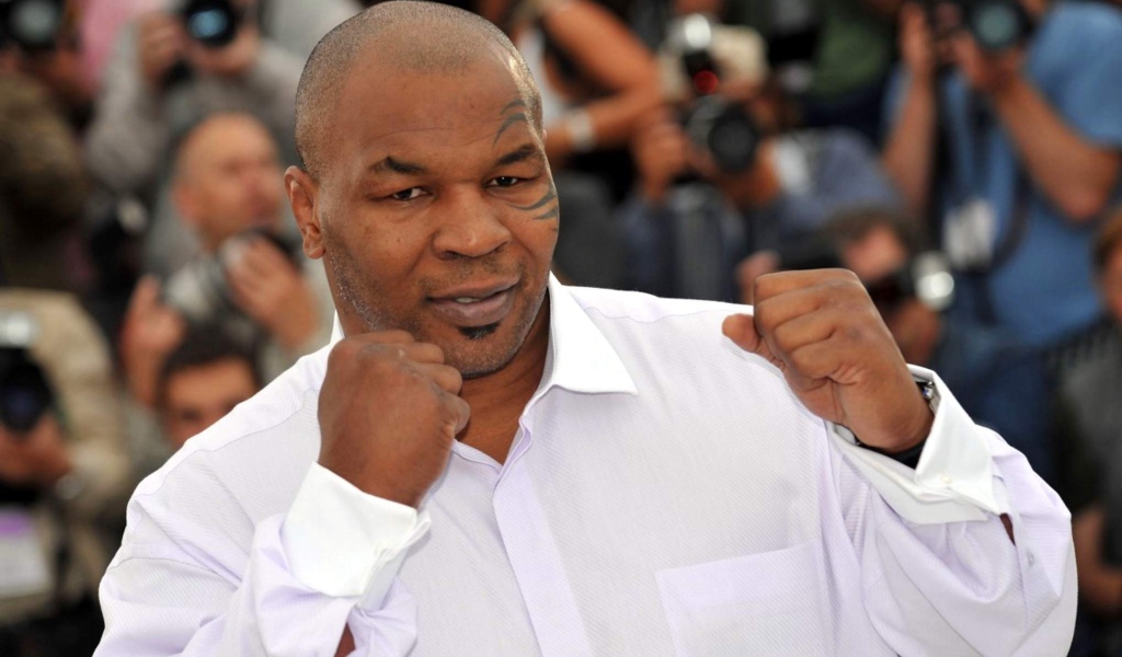 Известный Майк Тайсон в белой рубашке