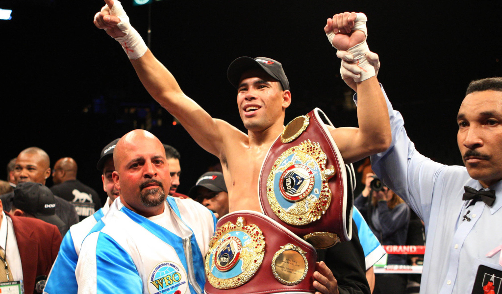 Известный боксер Феликс Тринидад и его пояса