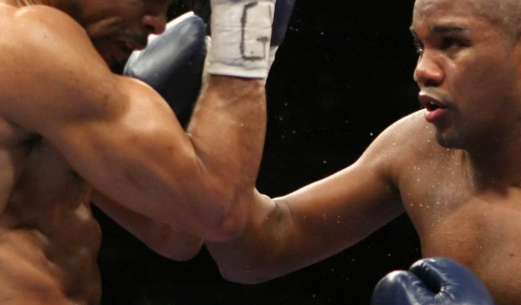 Известный боксер Феликс Тринидад выполняя апперкот