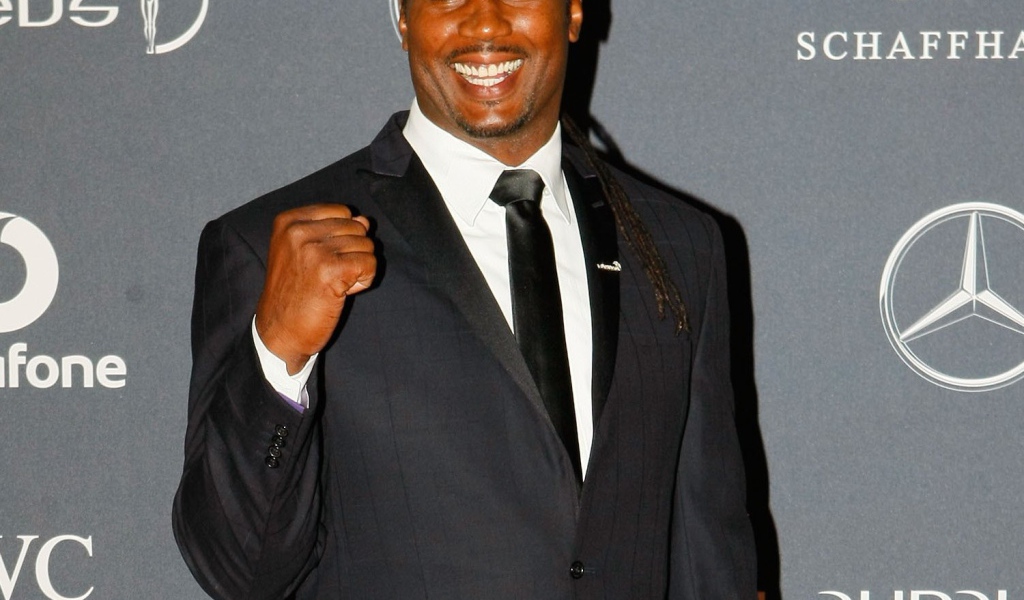 Известный боксер Леннокс Льюис в черном костюме