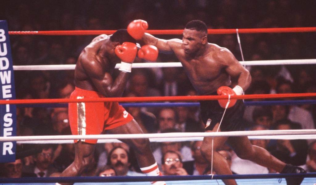 Известный боксер Майк Тайсон на ринге