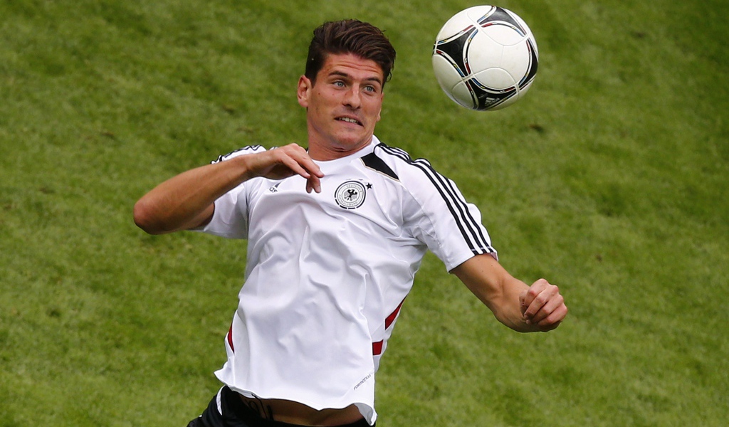  Фиорентина Марио Гомес пытался отбить мяч