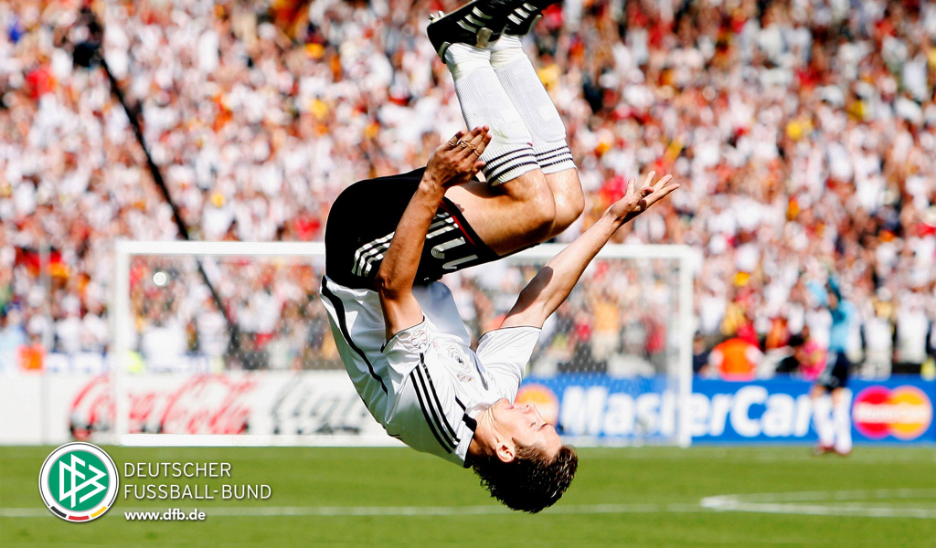 Футболист делает кульбит