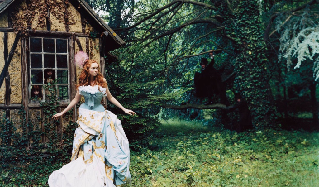 Призраки за окном дома