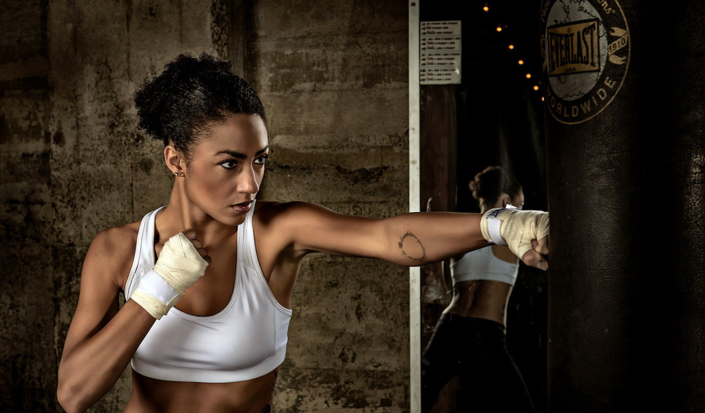 Девушка и груша для битья