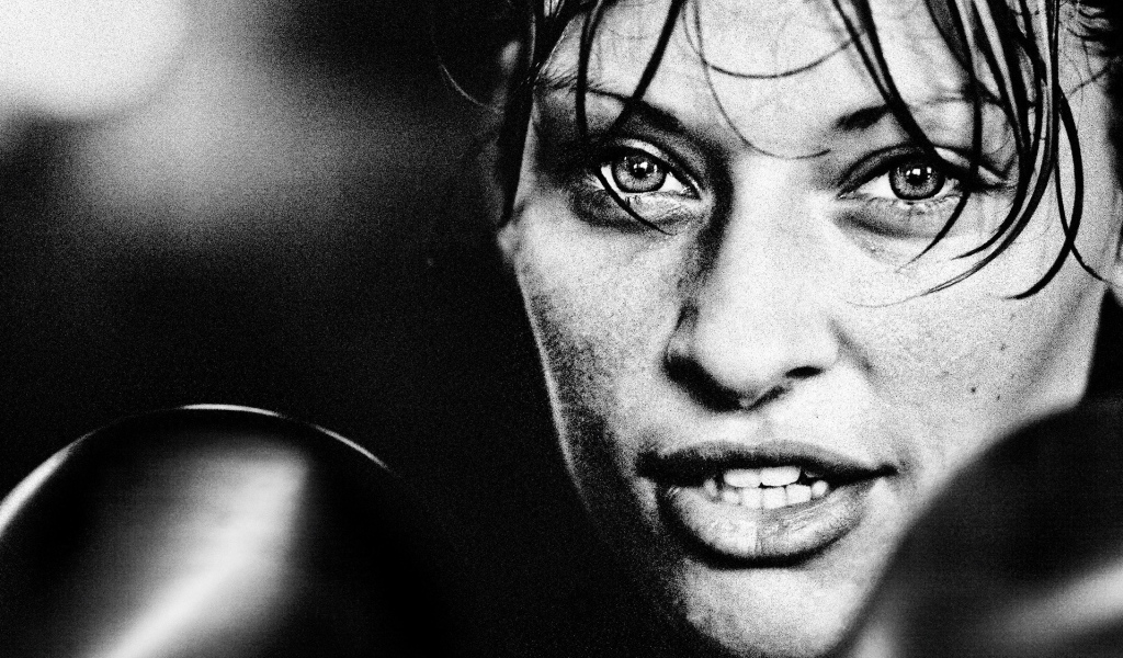 Девушка в боксёрских перчатках, чёрно-белое фото