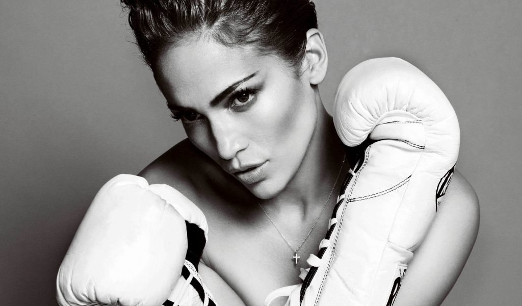 Девушка в белых боксерских перчатках
