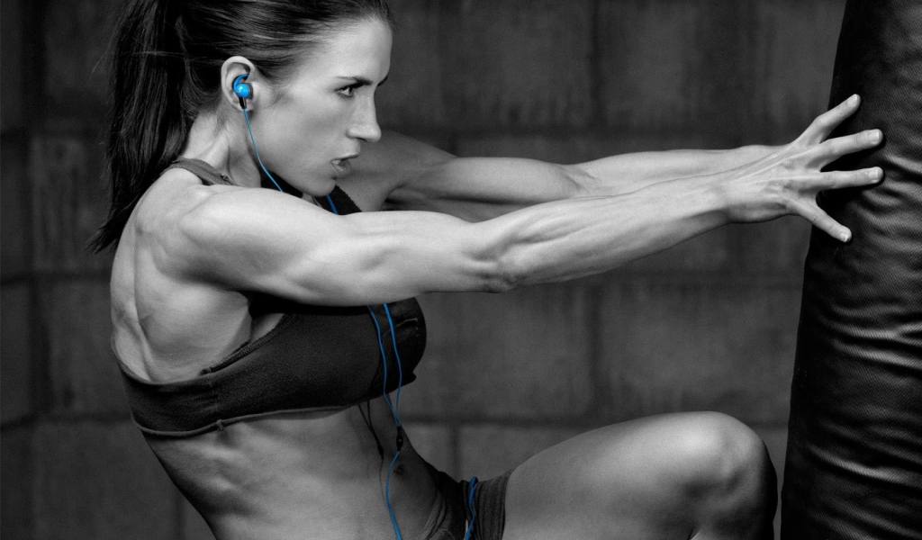 Девушка слушает музыку во время спорта