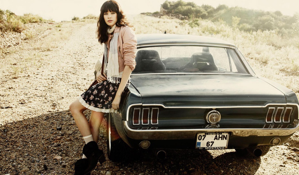 Девушка рядом с ретро машиной
