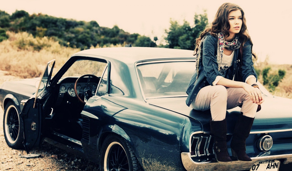 Девушка на классическом американском авто