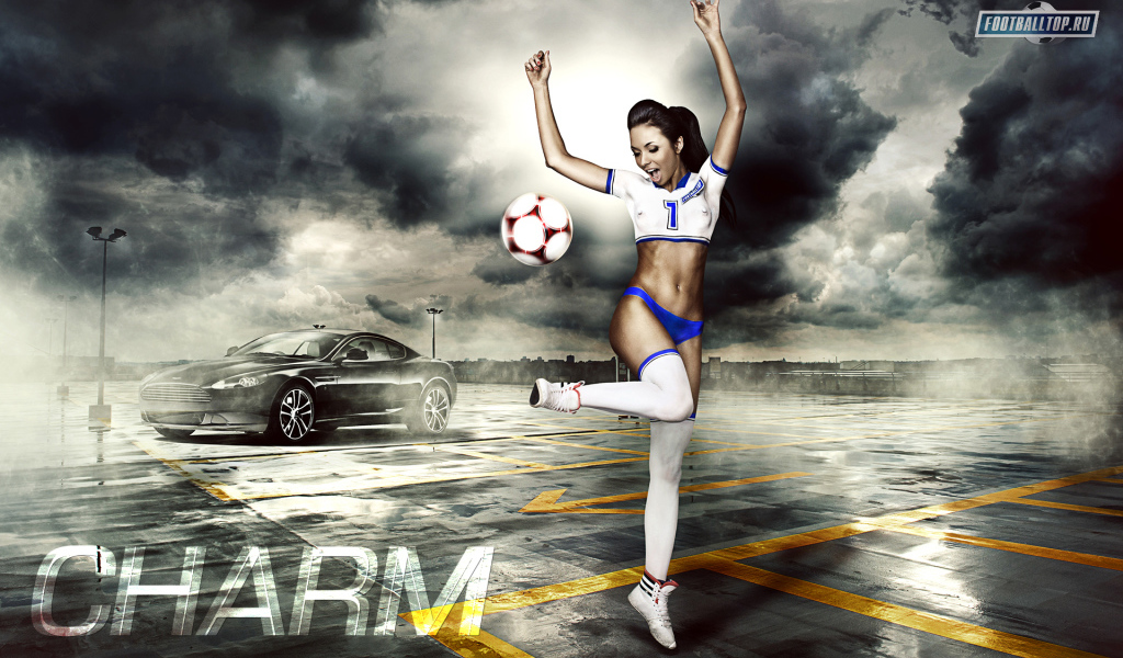 Девушка играет в футбол